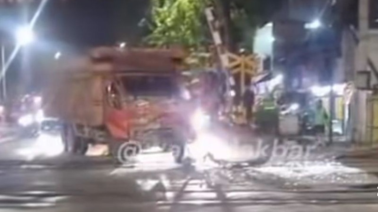 Sebuah truk tertabrak kereta api saat mogok di perlintasan Green Garden, Kebon Jeruk, Jakarta Barat, memicu kepanikan warga dan menyebabkan kerusakan signifikan. Insiden truk tertabrak kereta ini masih menunggu keterangan resmi dari pihak berwenang.