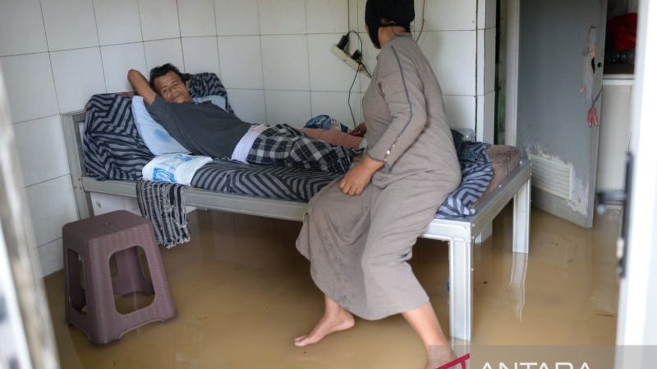 Banjir Baros Serang akibat hujan lebat menjebak 20 pasien di sebuah klinik pengobatan tradisional di Kampung Polokiong. Bantuan evakuasi sangat dinantikan di tengah genangan air setinggi lutut.