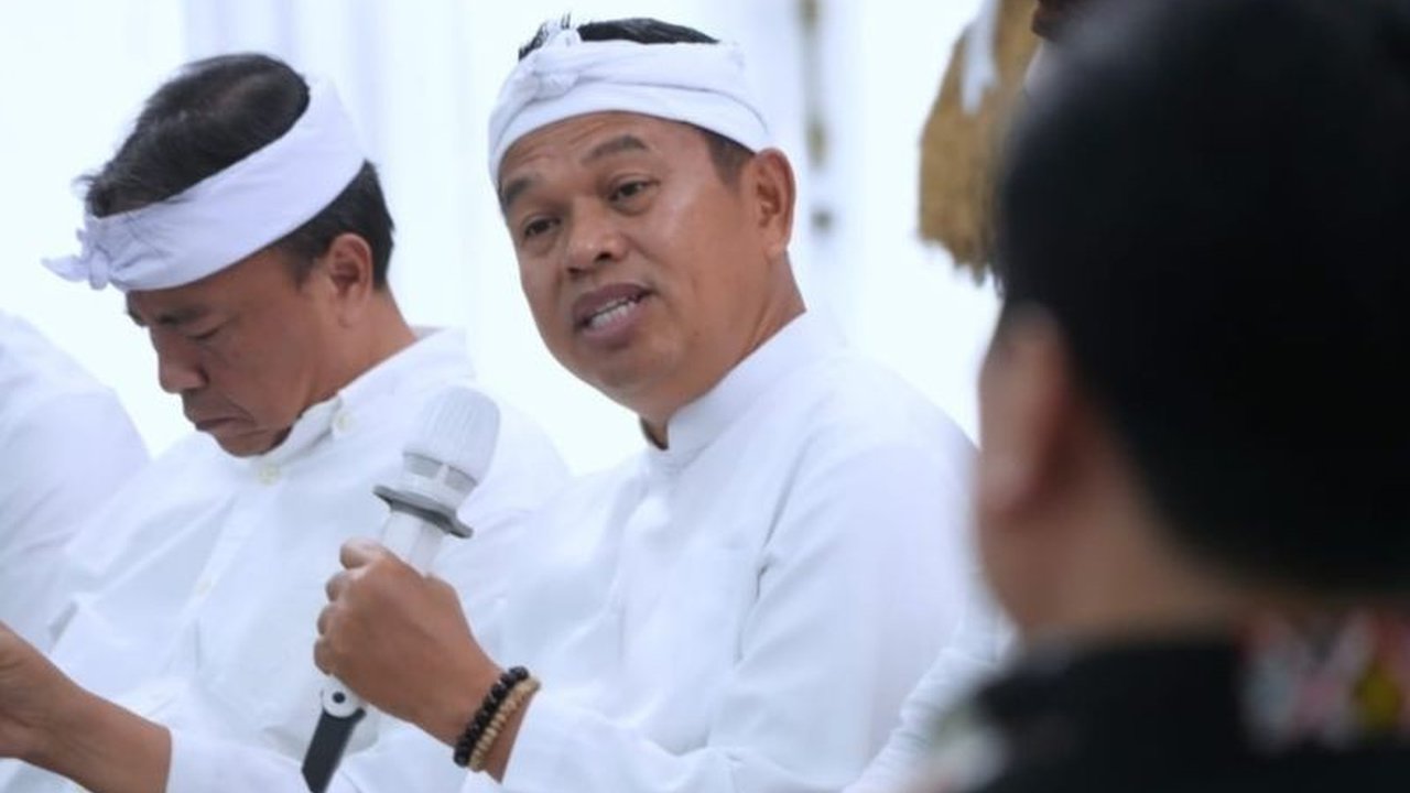 Gubernur Jawa Barat Dedi Mulyadi tegaskan tak akan lunasi pembayaran penuh proyek pembangunan tahun anggaran 2025 yang hasilkan kualitas rendah, pastikan audit ketat demi akuntabilitas anggaran daerah.