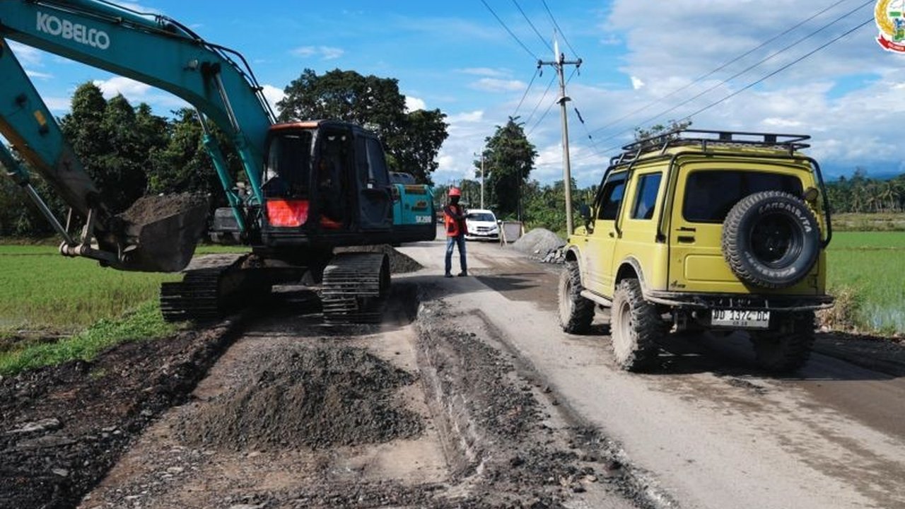 Pemerintah Provinsi Sulawesi Selatan (Pemprov Sulsel) menggenjot Proyek Jalan Sulsel sepanjang 255 kilometer di 15 ruas jalan. Simak target ambisius penyelesaiannya pada April 2026 dan dampak positifnya bagi mobilitas serta ekonomi masyarakat.
