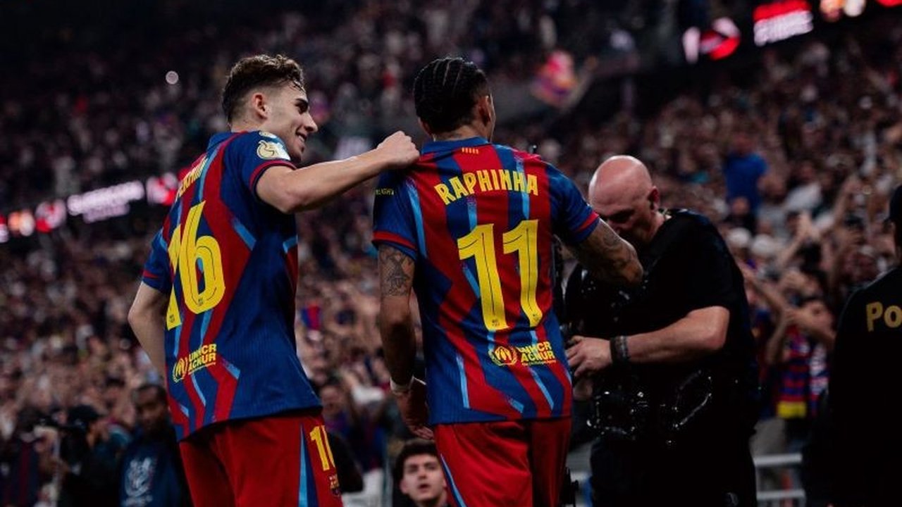 Barcelona berhasil meraih gelar Piala Super Spanyol ke-16 usai menaklukkan rival abadi Real Madrid dengan skor 3-2. Simak detail kemenangan dramatis Barcelona Juara Piala Super Spanyol di Jeddah.
