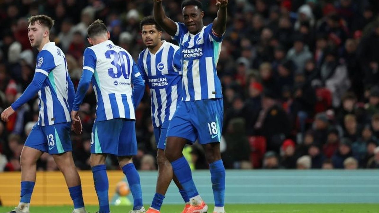 Manchester United harus menelan pil pahit setelah MU tersingkir Piala FA di putaran ketiga usai dikalahkan Brighton 2-1 di kandang sendiri, Old Trafford, Minggu waktu setempat. Kekalahan ini membuat Setan Merah gagal melaju ke babak selanjutnya.