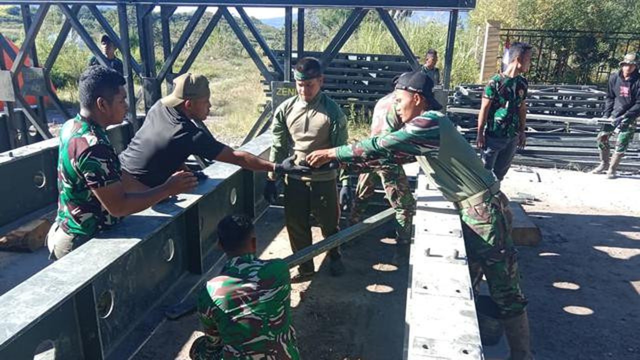 TNI Bangun Jembatan di Aceh