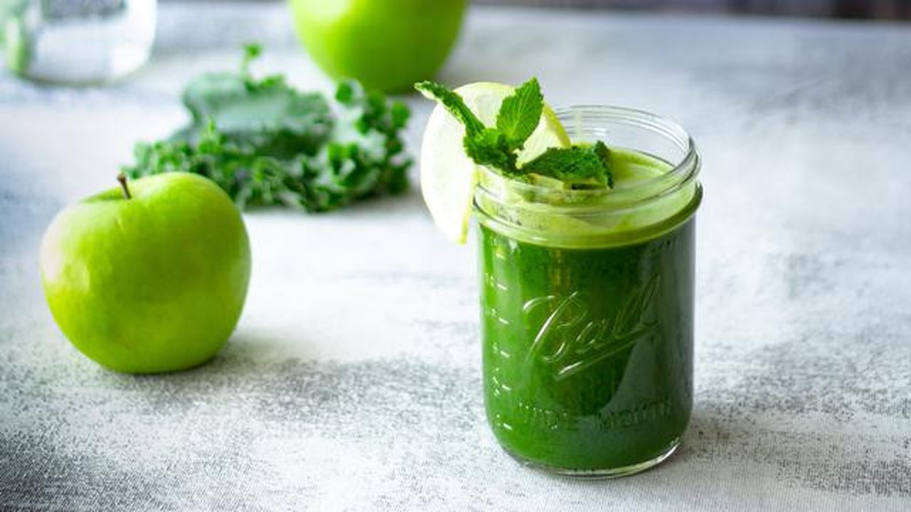 Jus seledri merupakan jus yang populer sebagai jus detoks. (Foto: Unsplash/Christina Rumpf)