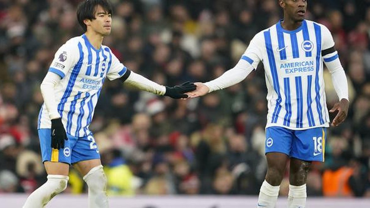 Pemain Brighton, Kaoru Mitoma melakukan tos dengan Danny Welbeck pada laga lanjutan Liga Inggris 2024/2025 melawan Manchester United yang berlangsung di Old Trafford, Manchester, Inggris, Min