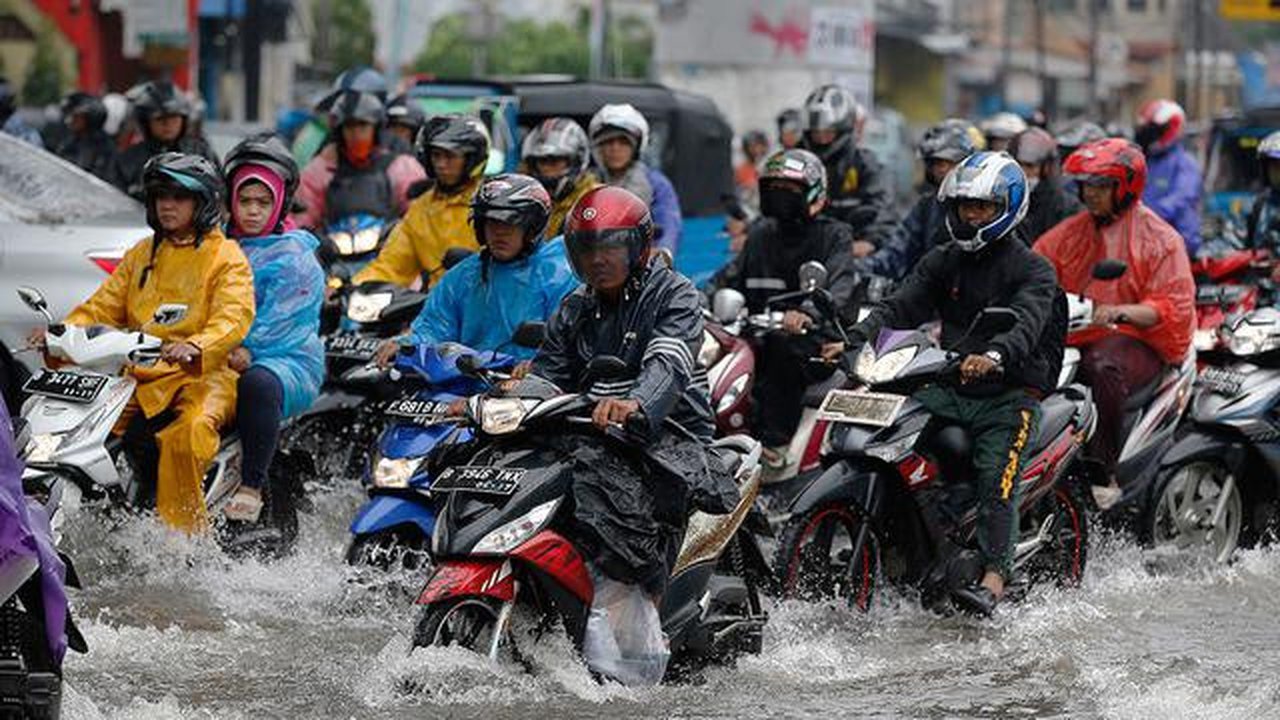 Musim hujan kembali melanda sejumlah wilayah di Indonesia. Genangan air hingga banjir di jalanan menjadi tantangan tersendiri bagi pengendara sepeda motor. Jika tidak diantisipasi dengan bena