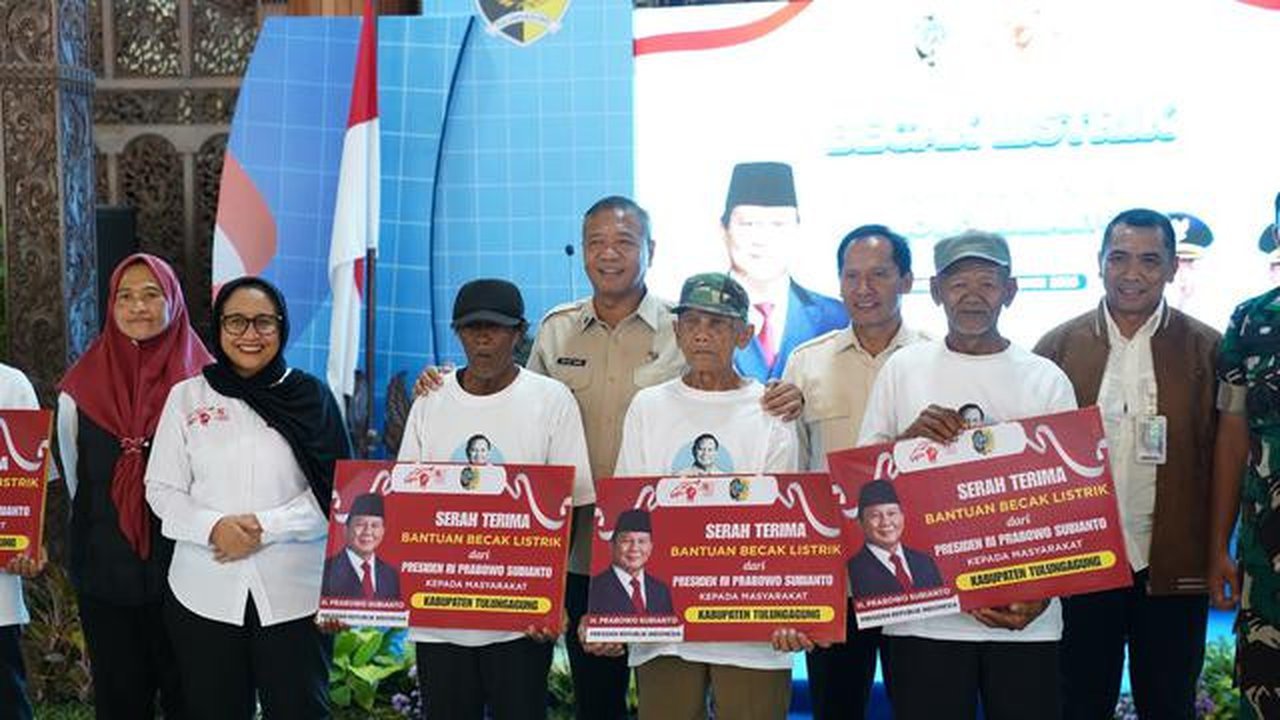 Kakek Suminto (80), penarik becak asal Desa Ketanon, Kecamatan Kedungwaru, Kabupaten Tulungagung, Jawa Timur, menerima bantuan becak listrik dari Presiden RI Prabowo Subianto, (Istimewa)