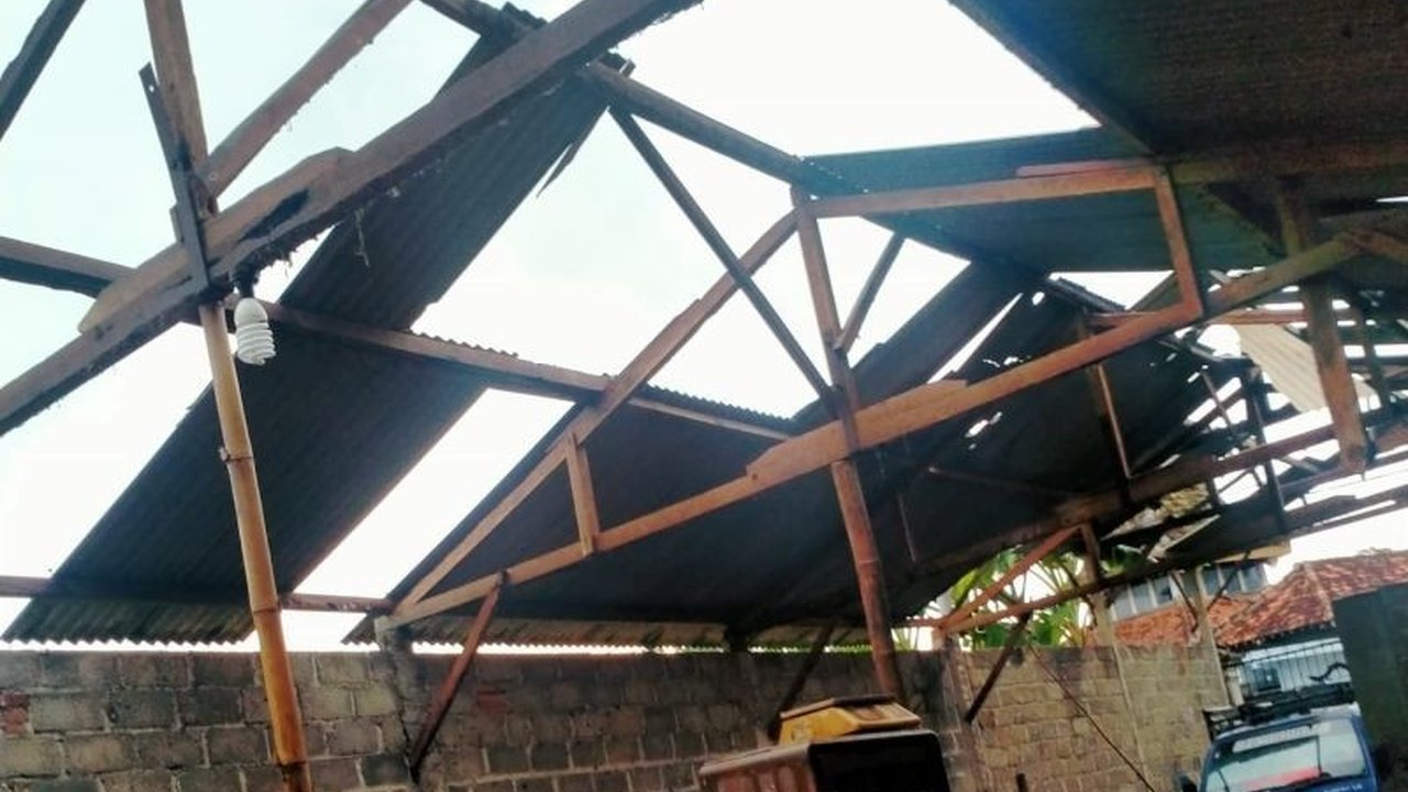 Angin puting beliung Tulungagung menyebabkan kerusakan pada 41 rumah warga di tiga desa. Ketahui selengkapnya tentang kejadian ini dan respons pemerintah daerah.