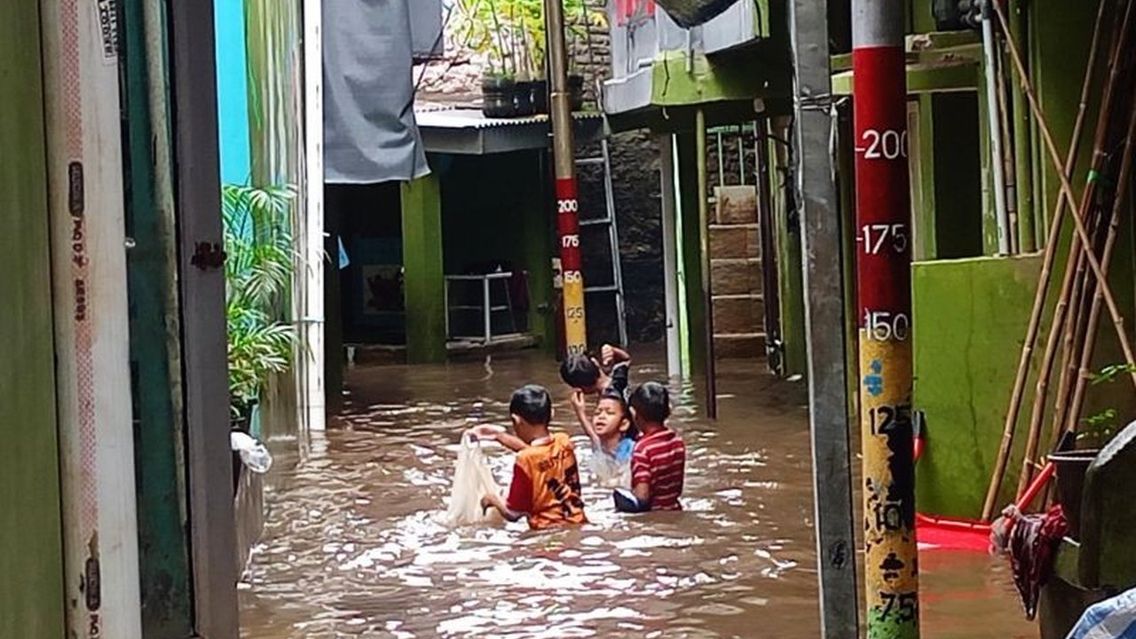 Banjir Jakarta terus meluas hingga Senin malam, merendam 63 RT dan 23 ruas jalan dengan ketinggian air bervariasi. Warga diimbau untuk tetap waspada terhadap dampak cuaca ekstrem.