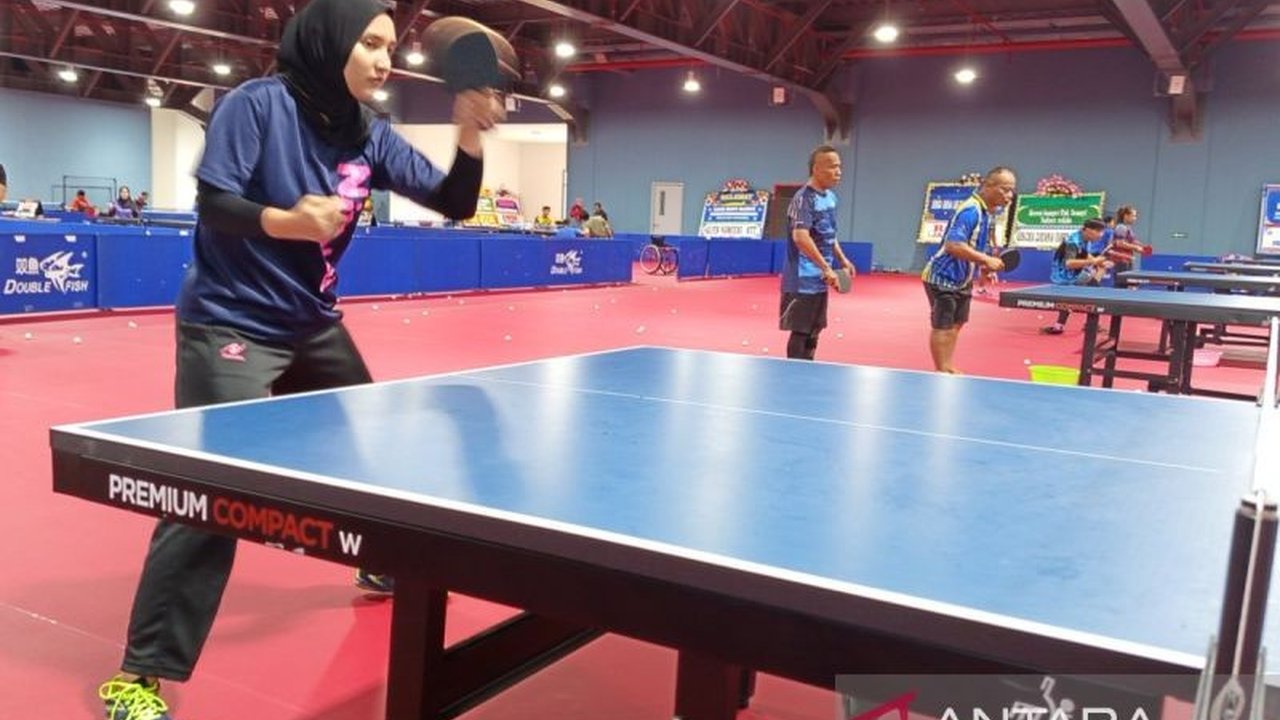 Atlet para tenis meja putri Indonesia, Sella Dwi Radayana, rela korbankan waktu bersama anak demi target medali emas di APG Thailand 2025. Simak kisah inspiratifnya!
