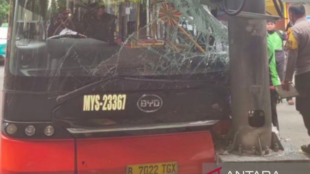 Sebuah bus Transjakarta menabrak tiang di Jalan Raya Pasar Minggu, Jakarta Selatan, diduga akibat sopir kurang hati-hati. Insiden Transjakarta tabrak tiang ini menyebabkan satu penumpang mengalami luka dan dilarikan ke rumah sakit.