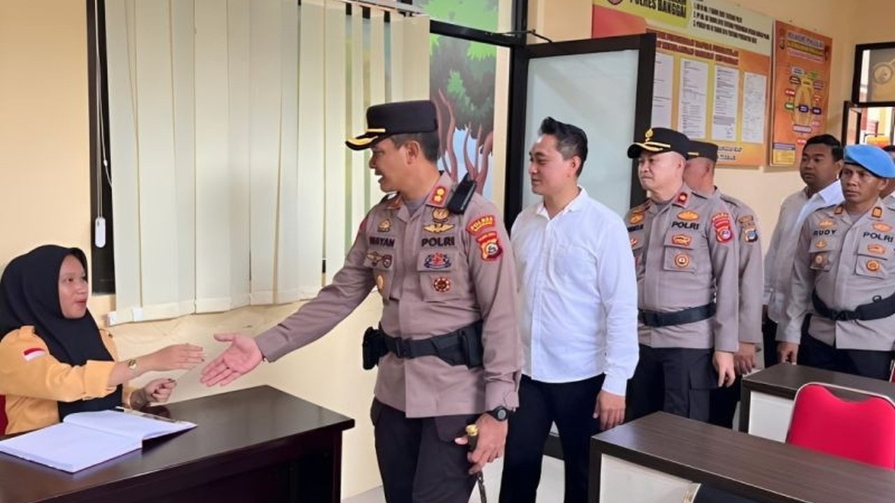 Kapolres Banggai AKBP Wayan Wayracana Aryawan secara langsung meninjau fasilitas demi memastikan pelayanan publik Polres Banggai berjalan humanis, profesional, dan sesuai standar. Simak upaya peningkatannya!