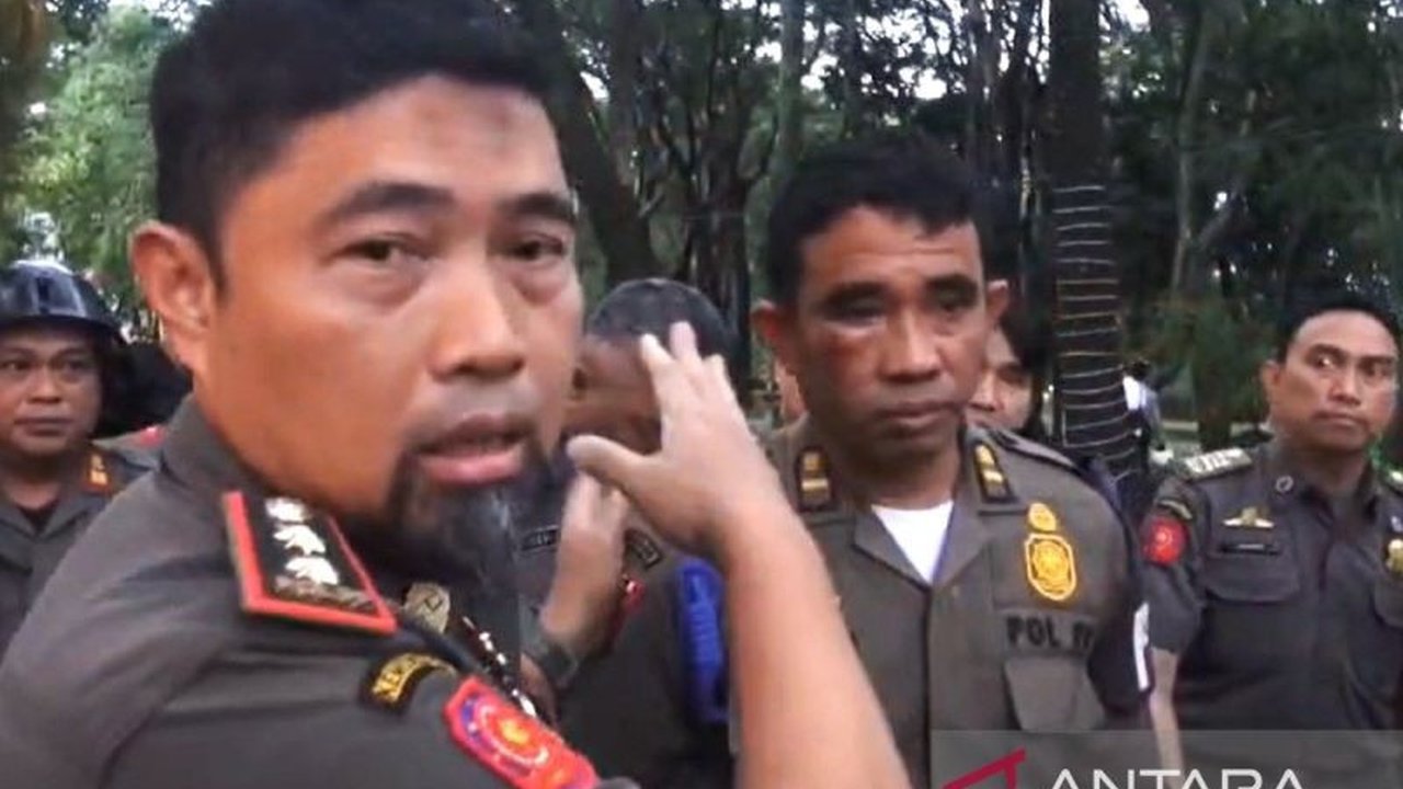 Tujuh personel Satpol PP terluka dalam aksi anarkis di depan Kantor Gubernur Sulawesi Selatan. Insiden ini dipicu demonstrasi terkait isu pemekaran Luwu Raya, menimbulkan pertanyaan tentang keamanan dan penyampaian aspirasi.