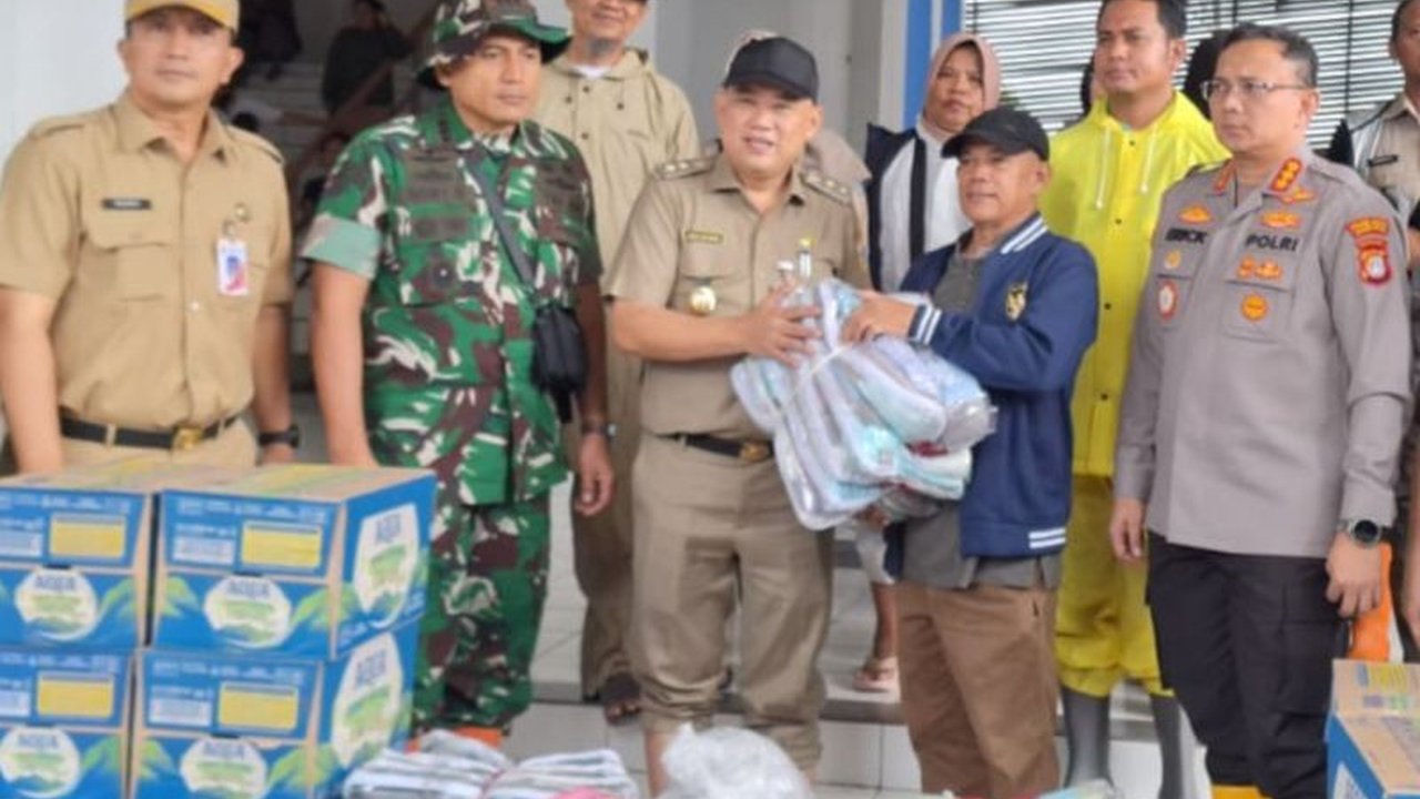 Ratusan warga terdampak banjir di Jakarta Utara menerima Bantuan Pengungsi Banjir Jakarta Utara dari Forkopimda di Rusun Embrio, memastikan kebutuhan dasar terpenuhi.