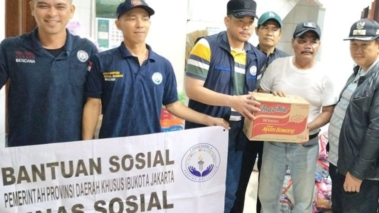 Suku Dinas Sosial Jakarta Barat dan BPBD DKI Jakarta sigap menyalurkan bantuan darurat bagi korban kebakaran Tambora, memastikan kebutuhan dasar pengungsi terpenuhi dengan cepat.