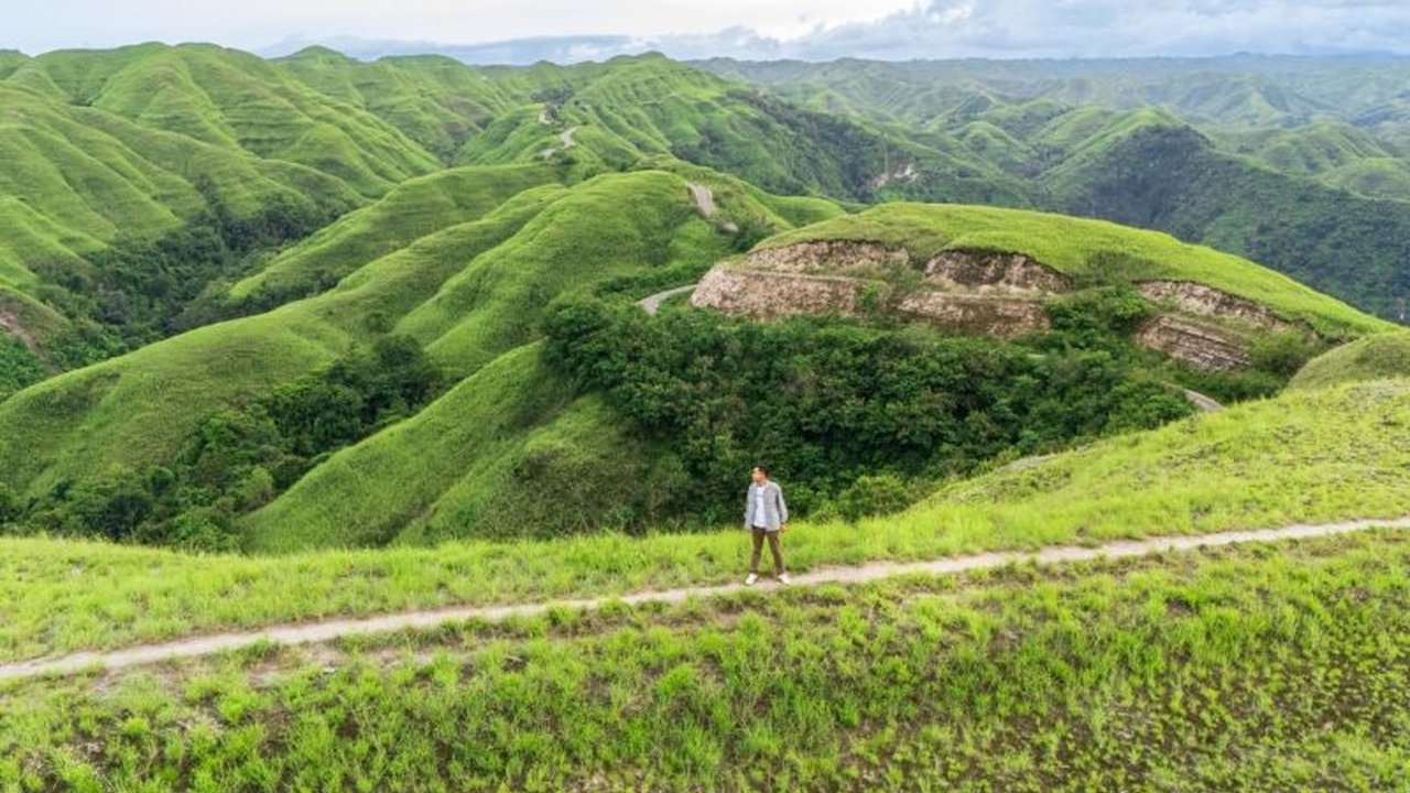 Pemerintah Kabupaten Sumba Timur mencatat total 41.524 kunjungan wisatawan pada 2025, menunjukkan peningkatan signifikan pascapandemi COVID-19. Disparbud Sumba Timur berkomitmen mengembangkan pariwisata berbasis masyarakat.