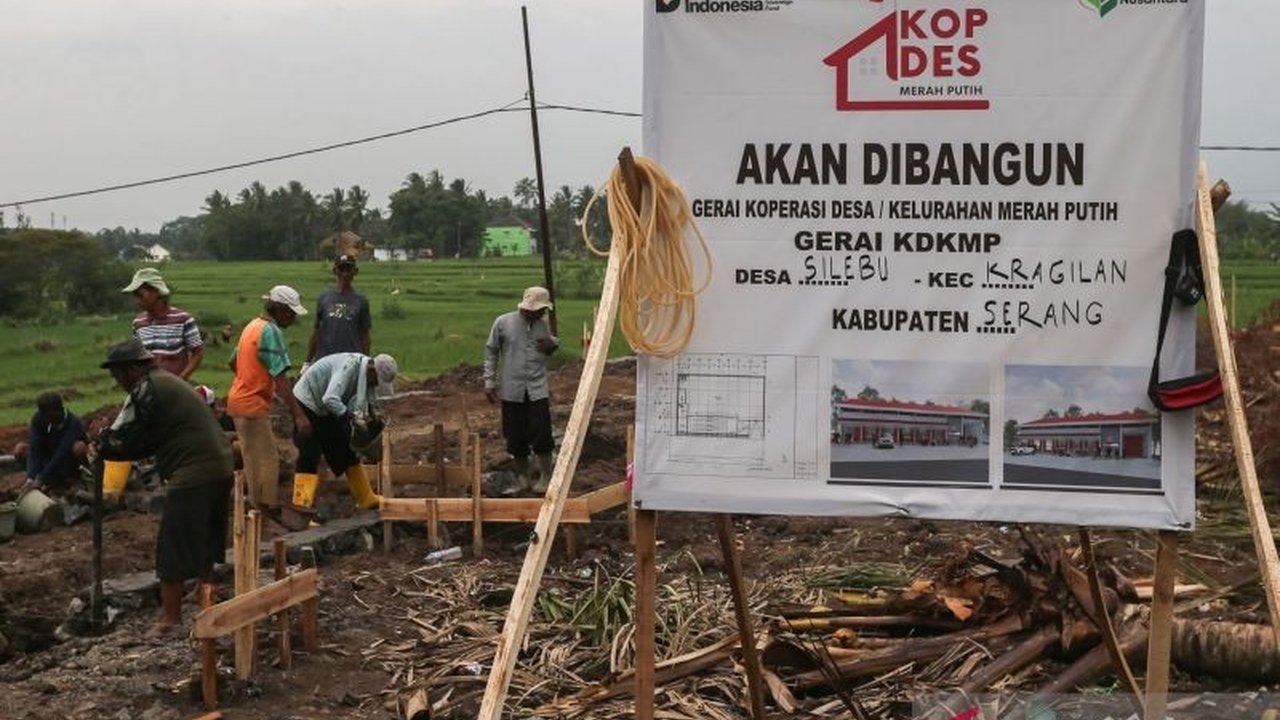 Menteri Koperasi Ferry Juliantono menegaskan program Kopdes Merah Putih sebagai solusi strategis atasi keterbatasan lapangan kerja, khususnya bagi generasi muda. Program ini dirancang membuka ruang ekonomi baru di desa dan kelurahan.