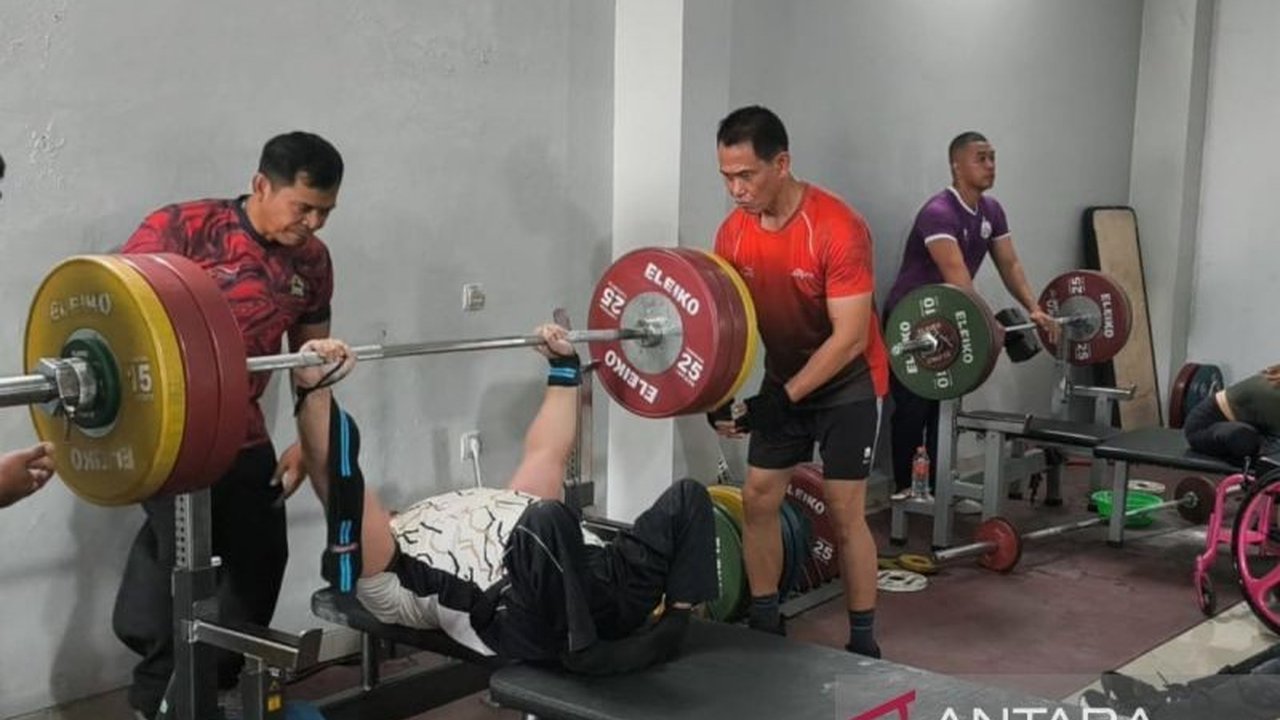 Atlet para angkat berat Indonesia, Hilman, menunjukkan keyakinan tinggi untuk merebut medali emas di ASEAN Para Games 2025 Thailand meskipun berstatus debutan. Ia bertekad mengharumkan nama bangsa.