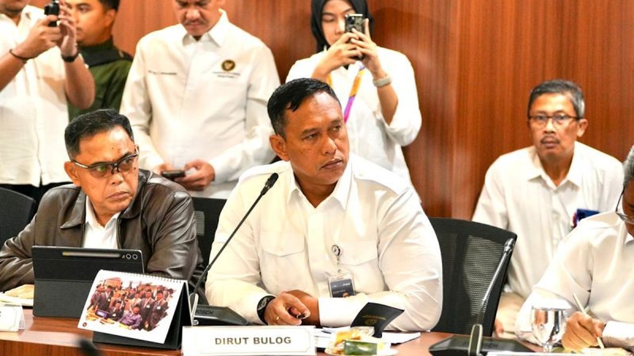 Pemerintah resmi menetapkan Margin Fee Bulog sebesar 7 persen. Kebijakan ini diharapkan mampu memperkuat layanan publik, logistik, dan distribusi beras demi ketahanan pangan nasional.