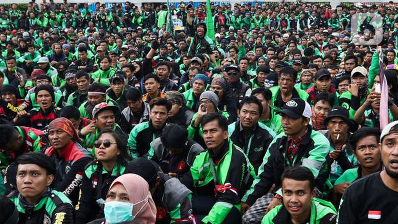 Pengemudi ojek online (ojol) menggelar demonstrasi di depan Gedung DPR/MPR, Senayan, Jakarta, Jumat (28/2/2020). Aksi demo ratusan sopir ojek online dipicu karena ada usulan anggota DPR yang