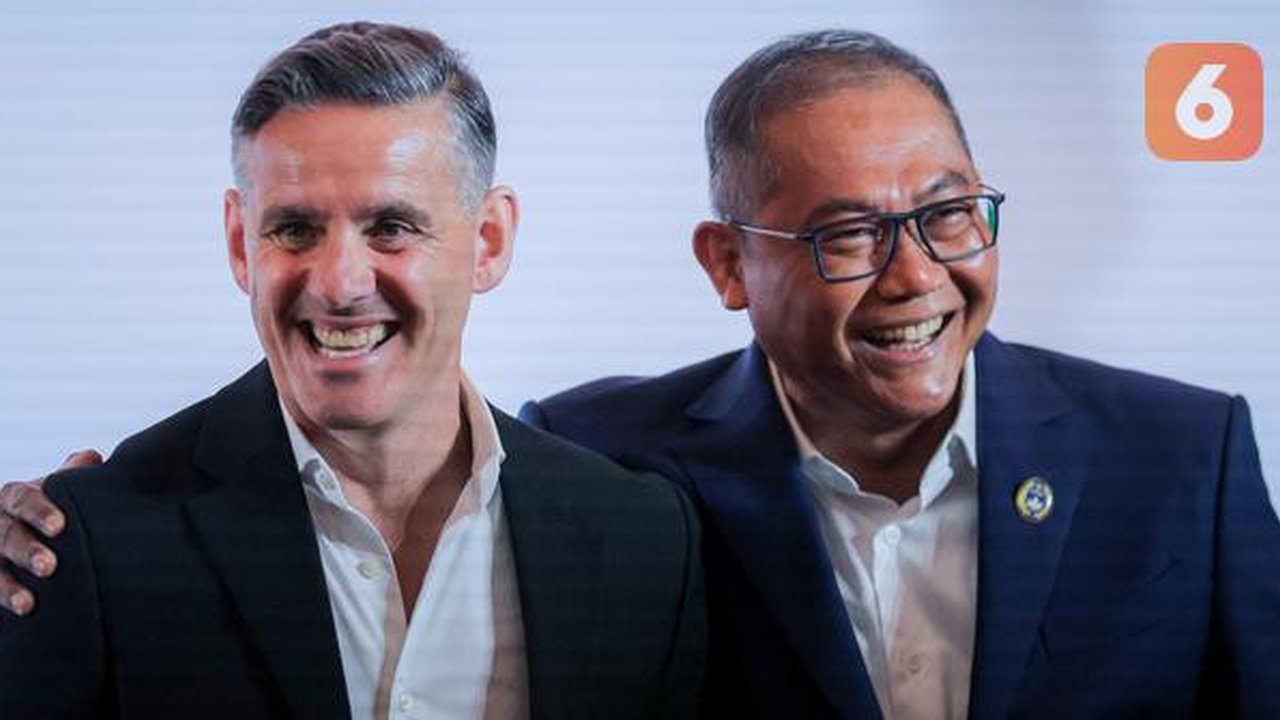 Pelatih Timnas Indonesia, John Herdman, bersama Ketua Badan Tim Nasional (BTN) Sumardji tampak akrab saat acara perkenalan pelatih baru Timnas Indonesia di Hotel Mulia Senayan, Jakarta, Selas