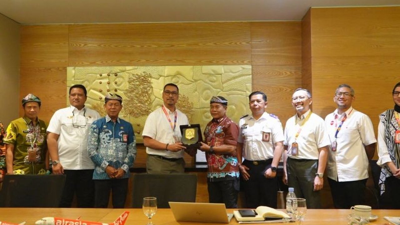 Gubernur Kaltara Zainal A Paliwang mendesak AirAsia untuk membuka rute penerbangan Tarakan-Tawau, langkah strategis memperkuat konektivitas dan ekonomi perbatasan.