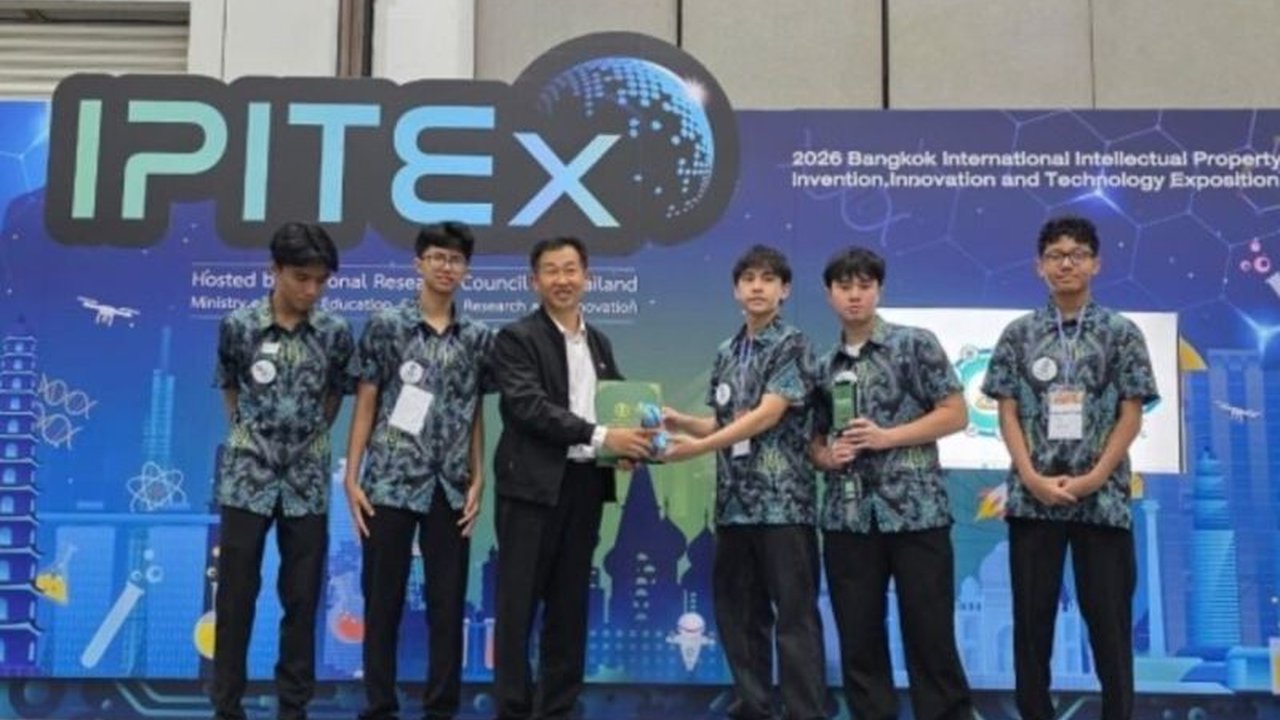 Tujuh pelajar Indonesia sukses meraih Medali Emas di ajang IPITEx 2026 berkat inovasi SoilPIN, alat AI pemantau kesehatan tanah yang menjawab kebutuhan sektor pertanian dan diapresiasi Komdigi.