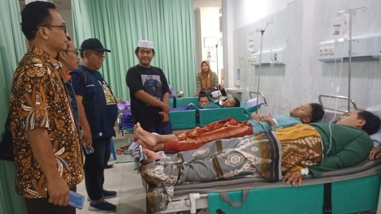 Sebanyak 688 warga Grobogan pulih dari dugaan keracunan MBG (Makan Bergizi Gratis), namun 54 orang masih menjalani perawatan intensif di berbagai fasilitas kesehatan. Simak detail penanganannya di sini.