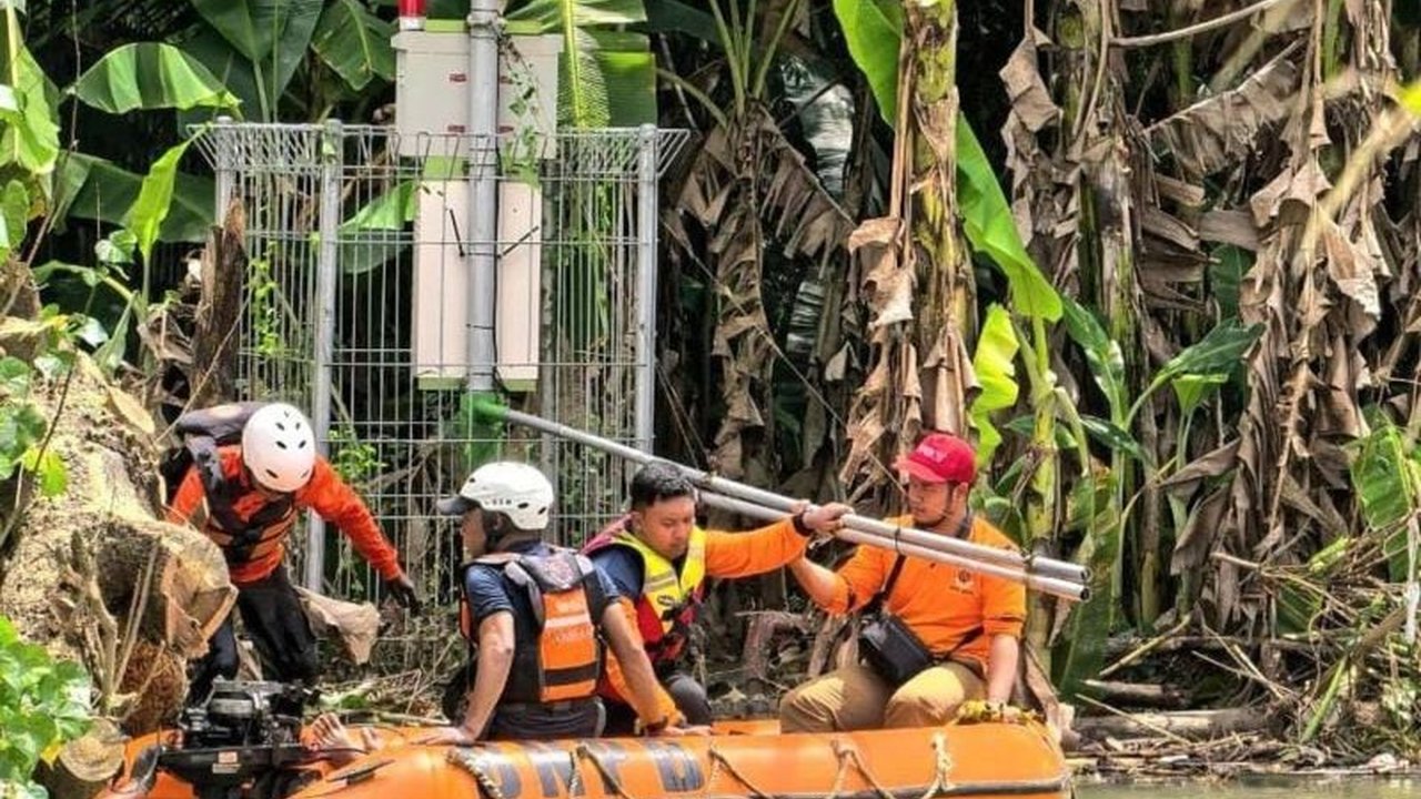 Tim BPBD Jatim sigap melakukan perbaikan EWS banjir di Jombang yang rusak akibat terjangan material sungai. Simak detail upaya perbaikan EWS BPBD Jatim untuk mitigasi bencana.