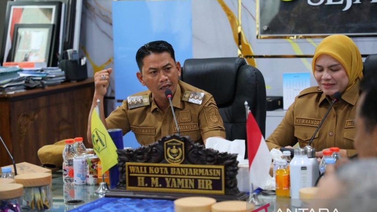 Pemerintah Kota Banjarmasin serius dalam Penanganan Kawasan Kumuh, kini mengintegrasikan upaya pencegahan banjir melalui pembangunan drainase dan normalisasi sungai untuk menciptakan lingkungan layak huni.