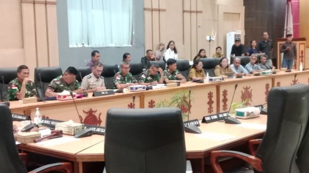 DPRD Ambon memediasi sengketa lahan antara Pemerintah Negeri Halong dan Komando Daerah Angkatan Laut (Kodaeral) IX terkait dugaan pergeseran batas wilayah. Konflik ini berpotensi merugikan warga yang telah menghuni area tersebut sejak 1983.