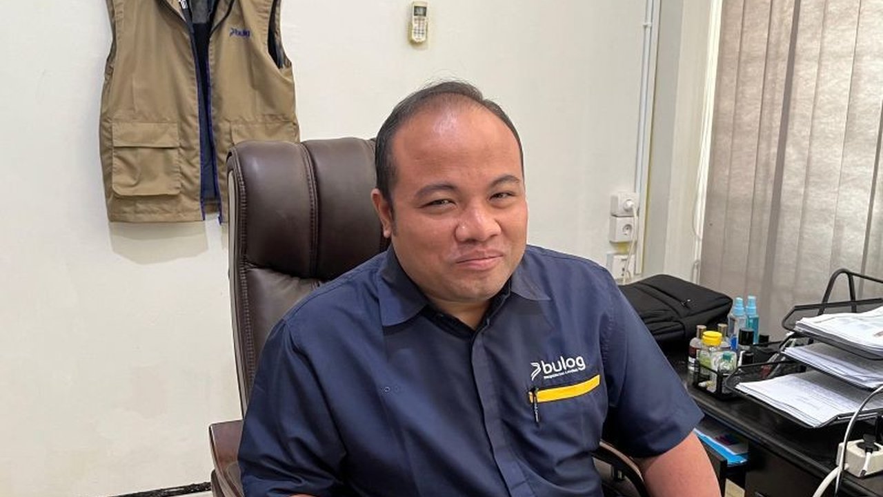 Kantor Wilayah Bulog Jambi menjamin ketersediaan pangan pokok seperti beras, minyak goreng, dan gula pasir aman hingga lima bulan ke depan, memastikan stabilitas harga dan memenuhi kebutuhan masyarakat Jambi.