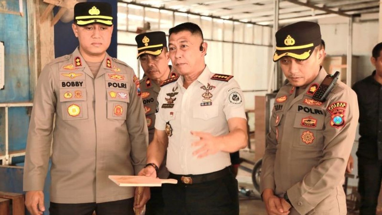 Polres Jember memperkuat sinergi pengamanan Lapas Kelas IIA Jember, memastikan lingkungan kondusif dan mendukung pembinaan warga binaan. Kunjungan Kapolres Jember jadi bukti komitmen dalam Sinergi Pengamanan Lapas Jember.