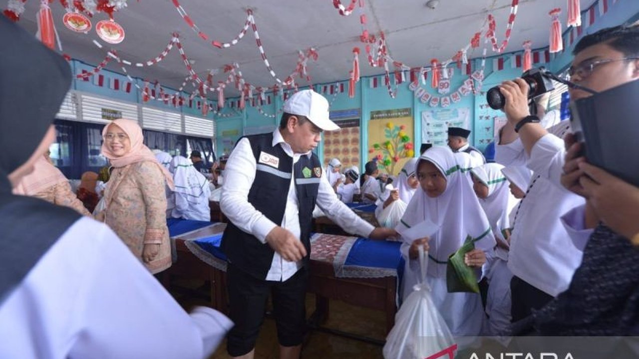 Kantor Wilayah Kementerian Agama (Kemenag) Provinsi Kalimantan Selatan bersama Dharma Wanita Persatuan (DWP) Kemenag Kalsel menyalurkan donasi banjir kepada ratusan siswa dan guru madrasah di Kabupaten Banjar yang terdampak bencana alam, menunjukkan keped