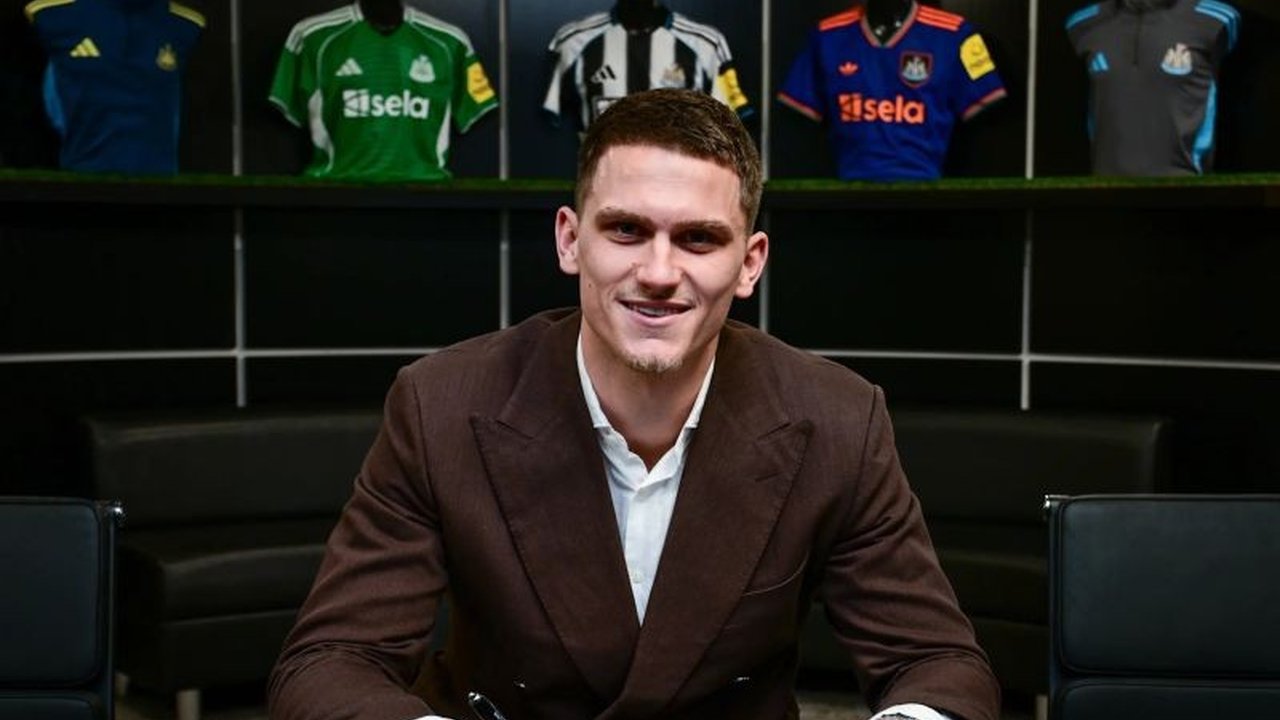 Bek tangguh Sven Botman telah resmi memperpanjang kontraknya bersama Newcastle United hingga musim panas 2030, mengukuhkan komitmen jangka panjangnya di St James' Park.