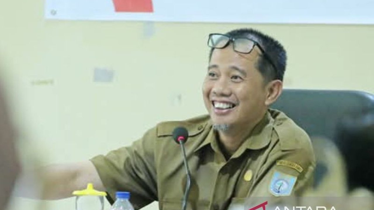 Dinas Perpustakaan dan Kearsipan Bangka Barat berkomitmen memperkuat Literasi Kearifan Lokal, mengajak generasi muda untuk menggali dan mengabadikan sejarah daerah demi pembangunan karakter bangsa. Simak upaya DPK Bangka Barat dalam melestarikan budaya da