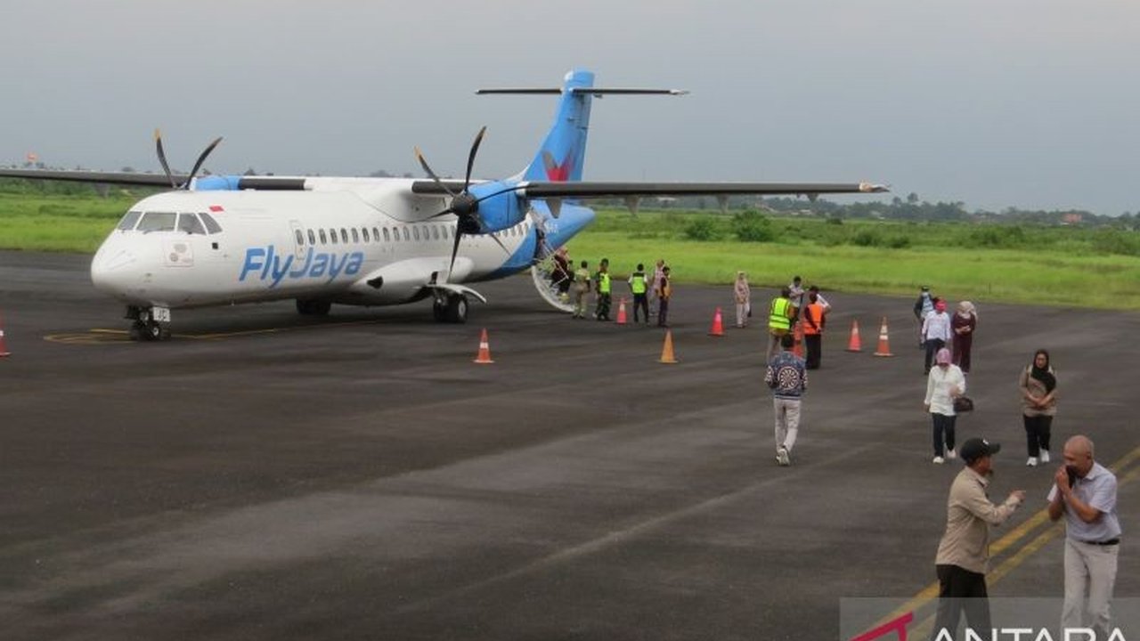 Penerbangan rute Jember-Jakarta kembali aktif dengan maskapai Fly Jaya, menawarkan tarif lebih terjangkau setelah sempat terhenti. Simak jadwal dan harga tiketnya!