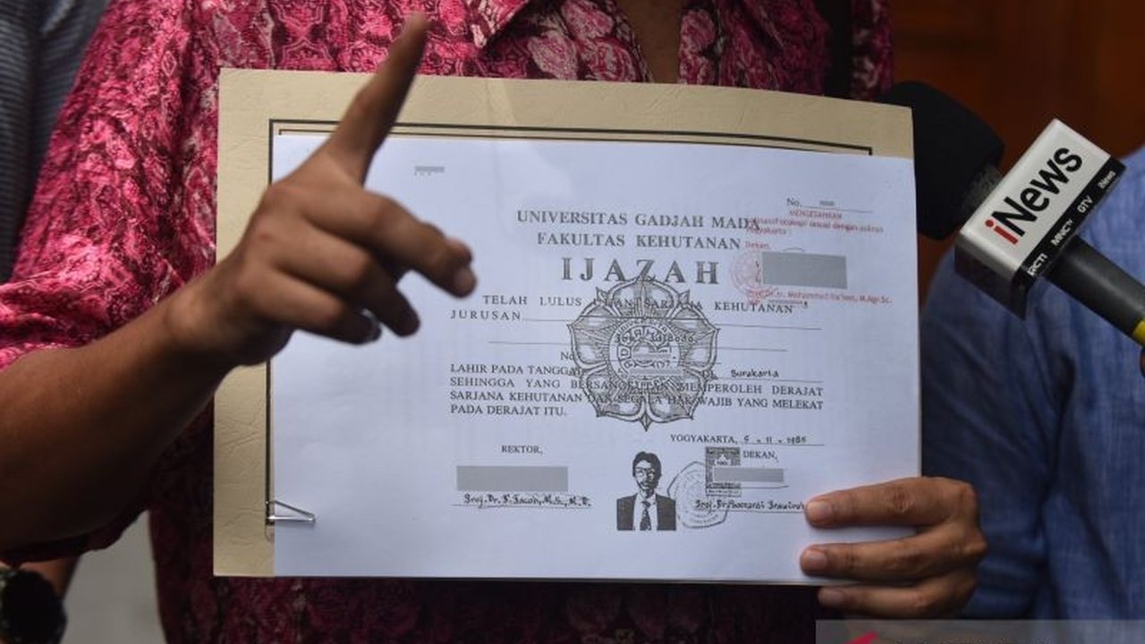 Komisi Informasi Pusat mengabulkan permohonan sengketa informasi dan memerintahkan KPU RI untuk menyerahkan salinan Ijazah Jokowi yang digunakan dalam pencalonan presiden.