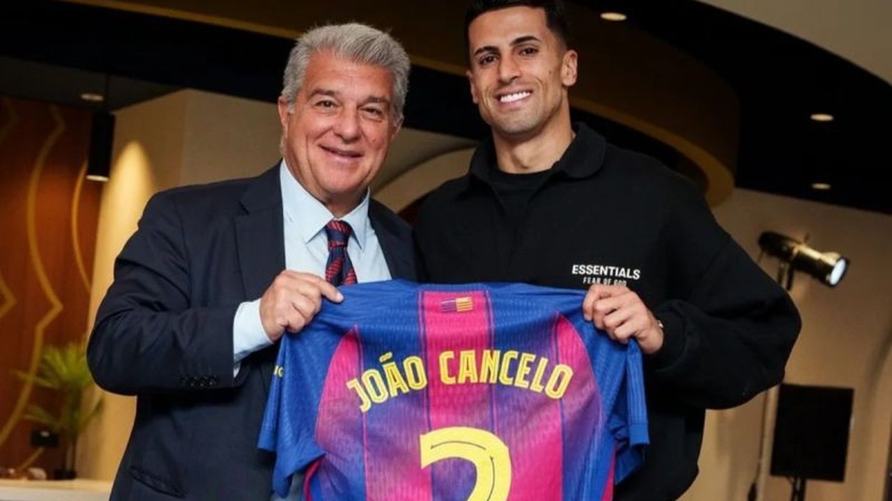 Bek sayap asal Portugal, Joao Cancelo, resmi kembali ke Barcelona dengan status pinjaman dari Al-Hilal. Cancelo siap membawa Blaugrana meraih trofi dan merasakan atmosfer Camp Nou yang telah lama diimpikannya.