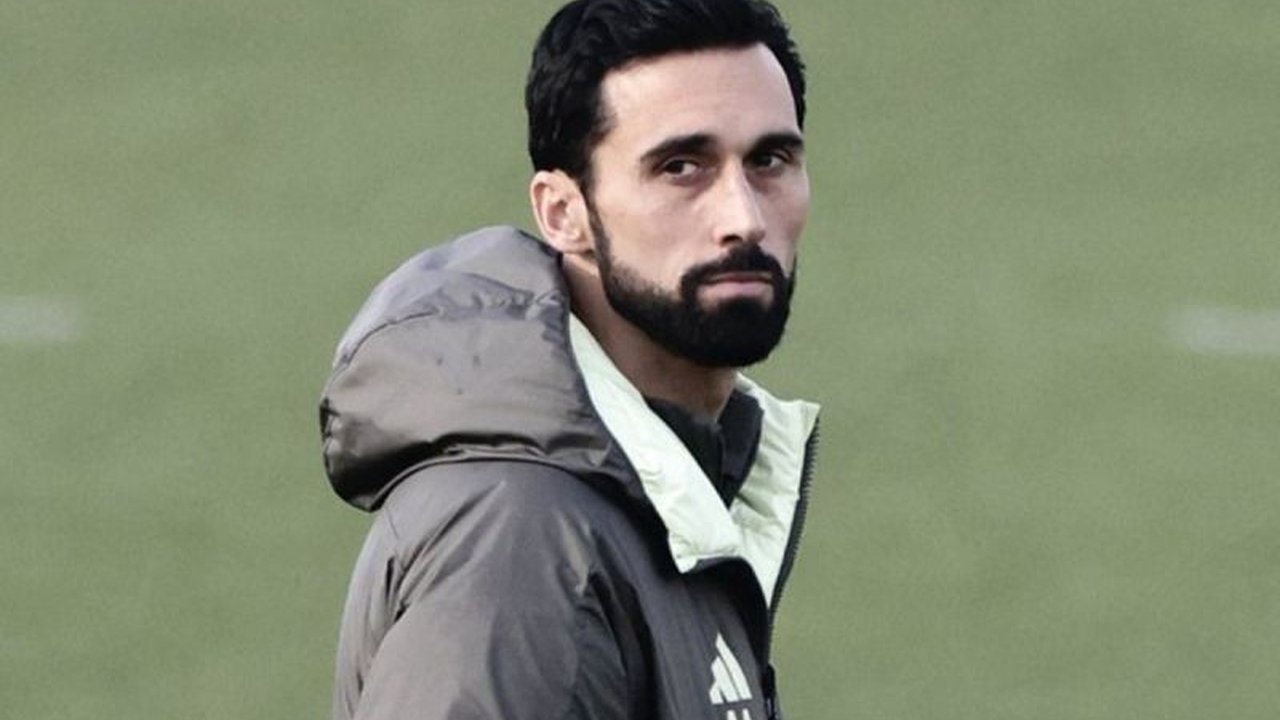Alvaro Arbeloa kini resmi menukangi Real Madrid, menggantikan Xabi Alonso. Mantan bek Los Blancos ini bertekad membangkitkan mental juara tim setelah musim sulit, membawa harapan baru bagi para penggemar dan menjanjikan peluang bagi pemain akademi.