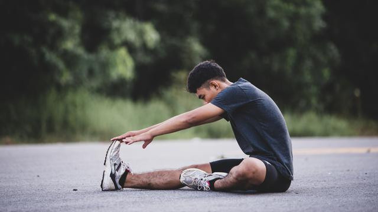 Lari pagi bikin tubuh segar, tapi jangan lupakan pemulihannya, ya, Sahabat Fimela! Agar tubuh tetap bugar dan bebas cedera, yuk, simak 6 tips pemulihan paling efektif setelah lari pagi yang s