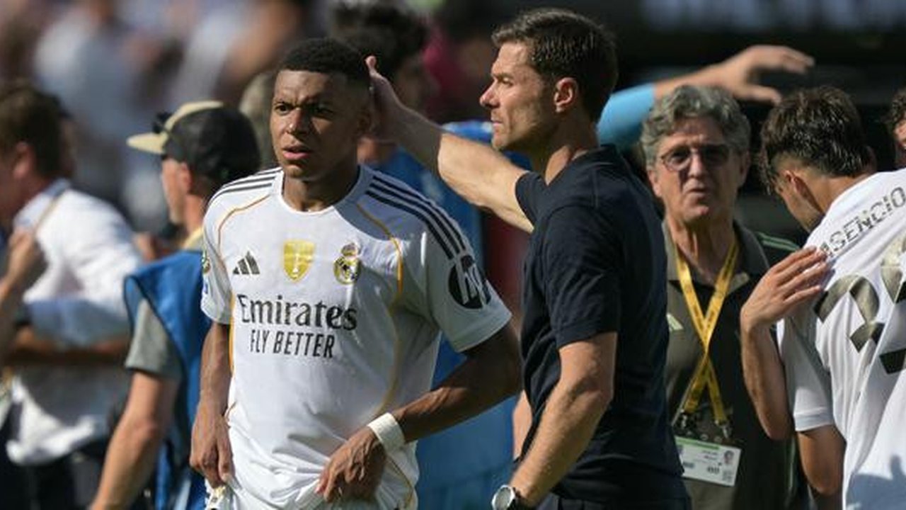 Kylian Mbappe dan Xabi Alonso saat Real Madrid takluk 0-4 dari PSG pada ajang Piala Dunia Antarklub 2025. (JUAN MABROMATA / AFP)
