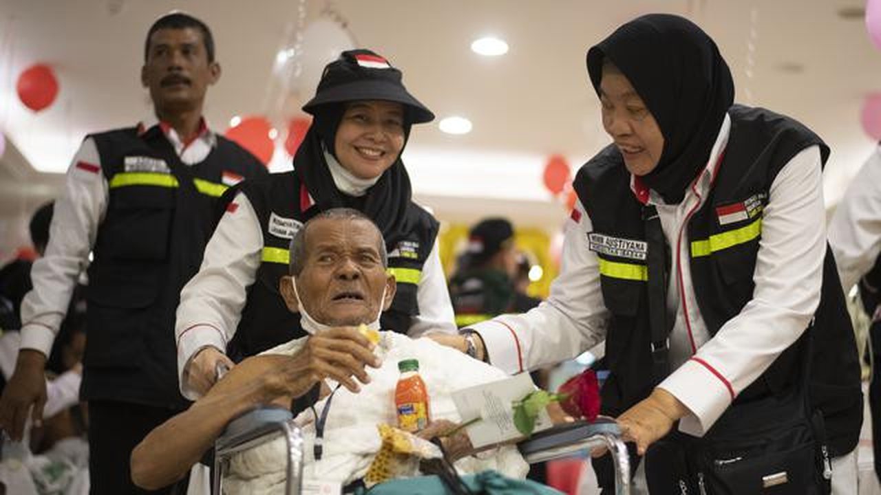 Petugas PPIH Arab Saudi Daker Makkah melayani jemaah haji lanjut usia (lansia) saat hendak umrah. (FOTO: MCH PPIH ARAB SAUDI 2023)
