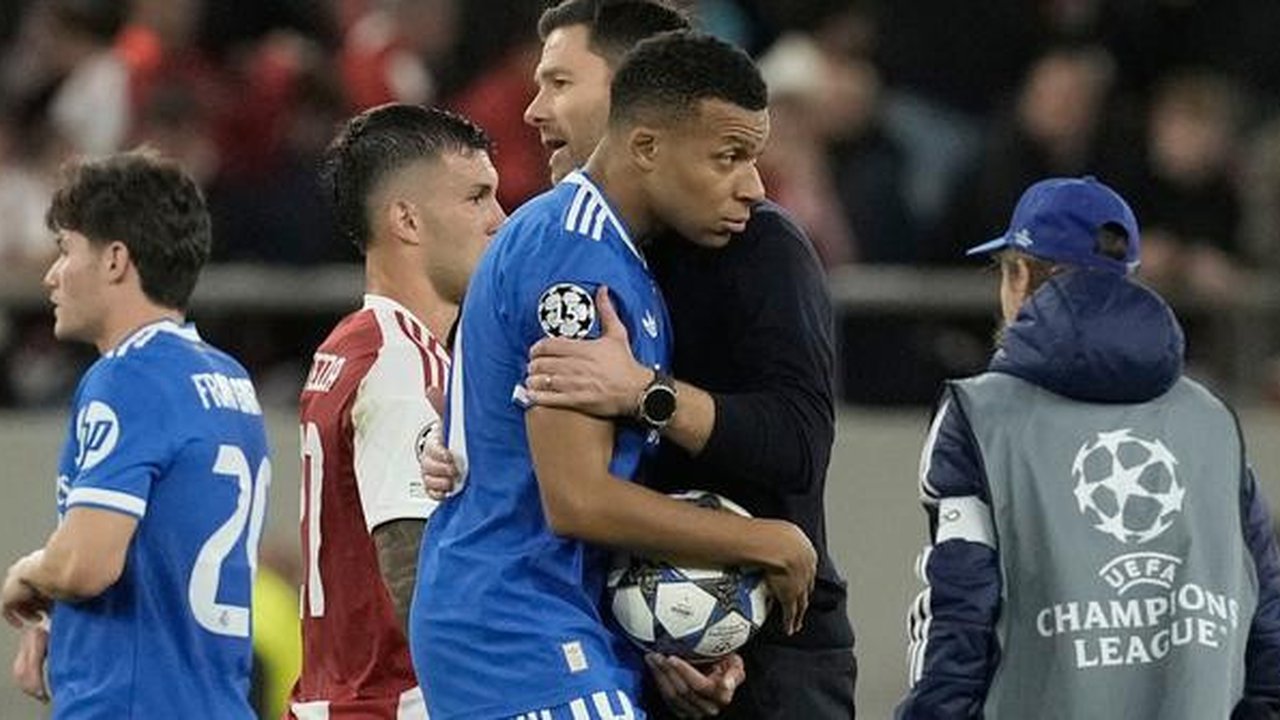 Pelatih kepala Real Madrid Xabi Alonso, kanan, memeluk pemainnya Kylian Mbappe di akhir pertandingan pembuka Liga Champions antara Olympiacos dan Real Madrid, di pelabuhan Piraeus, dekat Athe