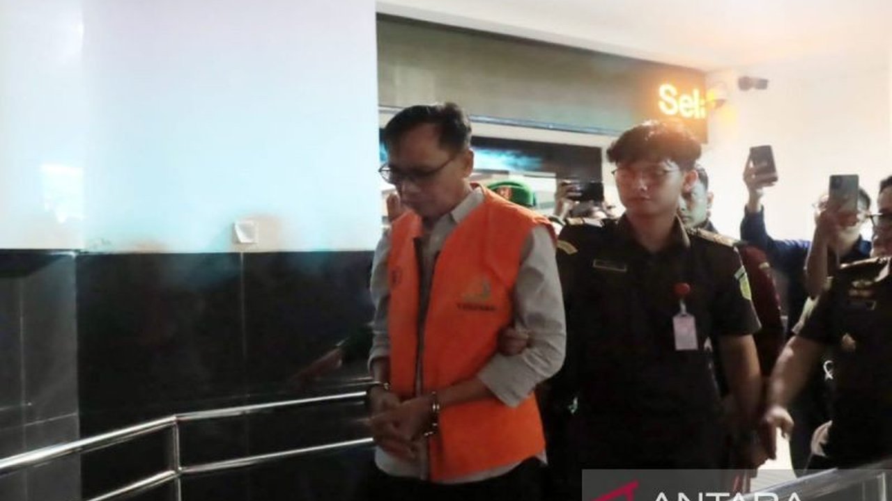 Kejaksaan Tinggi Bengkulu menetapkan Fadillah Marik, eks Kadis Pertambangan Bengkulu Utara 2007, sebagai tersangka ke-14 dalam kasus korupsi tambang batubara PT Ratu Samban Mining dengan kerugian negara mencapai Rp1,8 triliun. Simak detail keterlibatannya