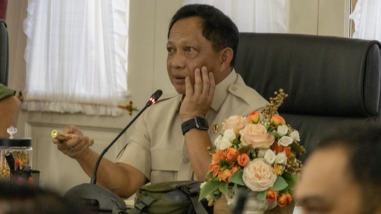 Menteri Dalam Negeri Muhammad Tito Karnavian menyusun strategi komprehensif untuk percepatan rehabilitasi pasca bencana Sumatra, khususnya di Sumatera Barat, dengan fokus pada pemulihan menyeluruh dan akurasi data.