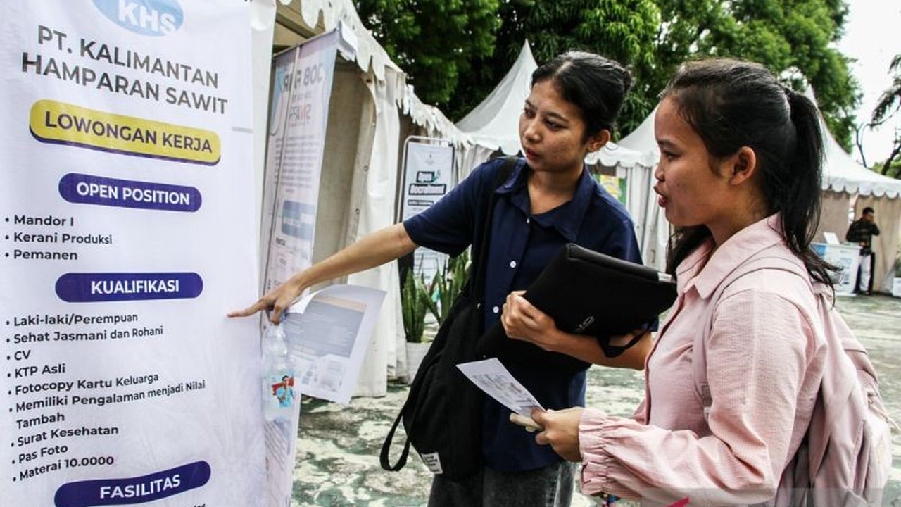 Center of Economic and Law Studies (Celios) memprediksi daya beli masyarakat 2026 akan tertekan akibat minimnya pekerjaan formal dan kenaikan harga komoditas. Apa saja solusi yang disarankan untuk mengatasi tantangan ini?