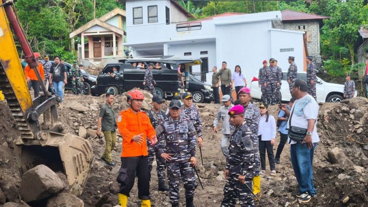 Pangkoarmada RI Laksdya TNI Denih Hendrata memimpin peninjauan ke Pulau Siau untuk melihat langsung dampak banjir bandang, menegaskan kehadiran negara dalam membantu pemulihan bencana di wilayah tersebut.