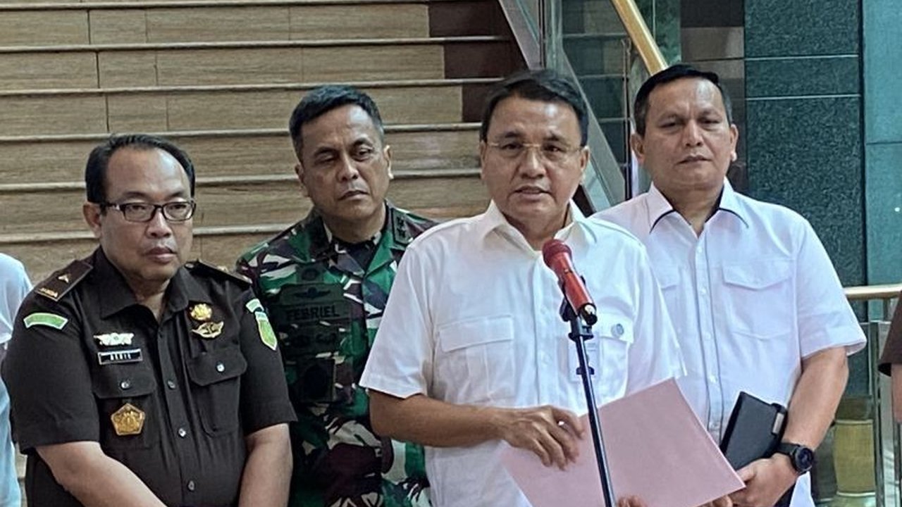 Satuan Tugas Penertiban Kawasan Hutan (Satgas PKH) akan menjatuhkan sanksi hukum kepada 10 perusahaan sawit dan tambang yang tidak menunjukkan itikad baik dalam memenuhi kewajiban denda administratif, dengan potensi denda mencapai Rp8 triliun.