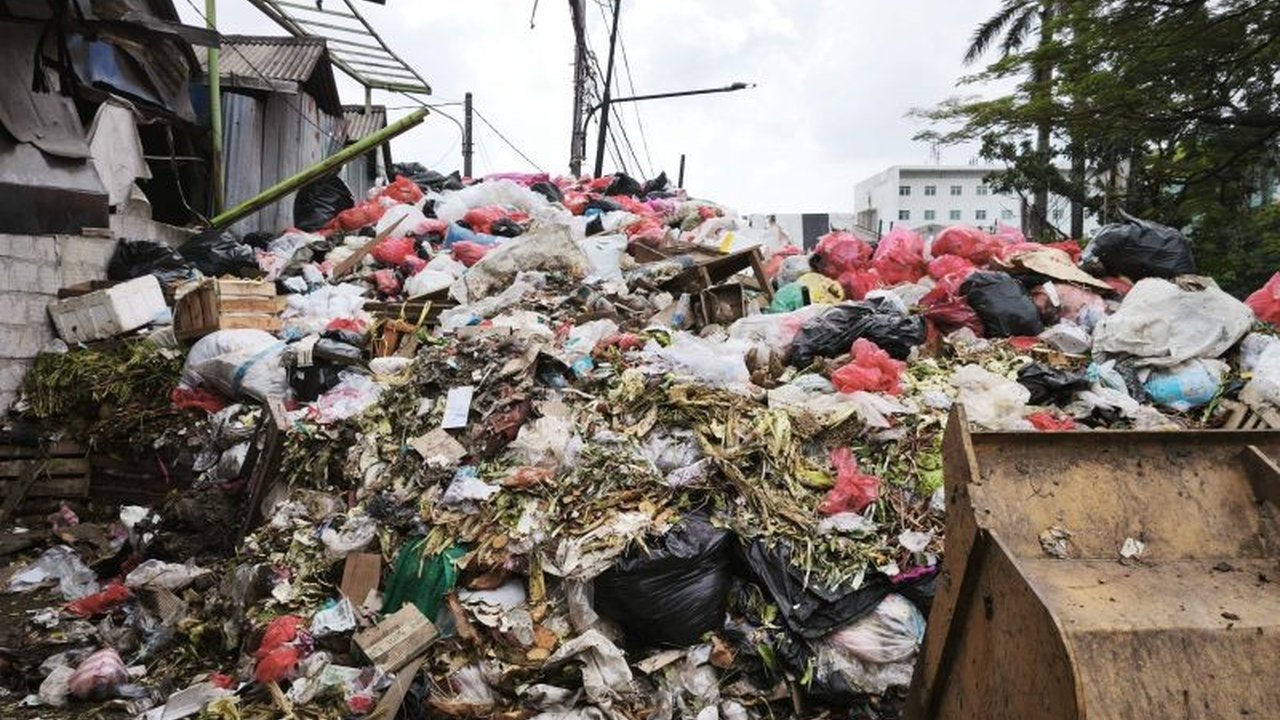 Kementerian Lingkungan Hidup/Badan Pengendalian Lingkungan Hidup (KLH/BPLH) tidak akan segan menjatuhkan sanksi hukum penanganan sampah bagi daerah yang abai. Langkah ini diambil setelah evaluasi Adipura mengungkap banyak 'Kota Kotor' dan data sampah nasi